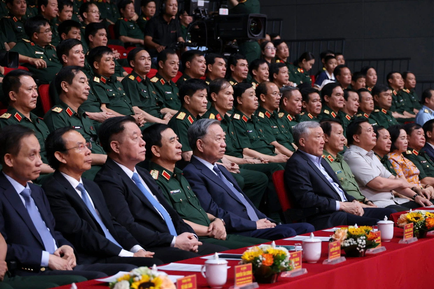 Đồng chí Tổng Bí thư Tô Lâm, các đồng chí lãnh đạo Đảng, Nhà nước cùng các đại biểu dự chương trình giao lưu nghệ thuật. (Ảnh: SƠN TÙNG). 