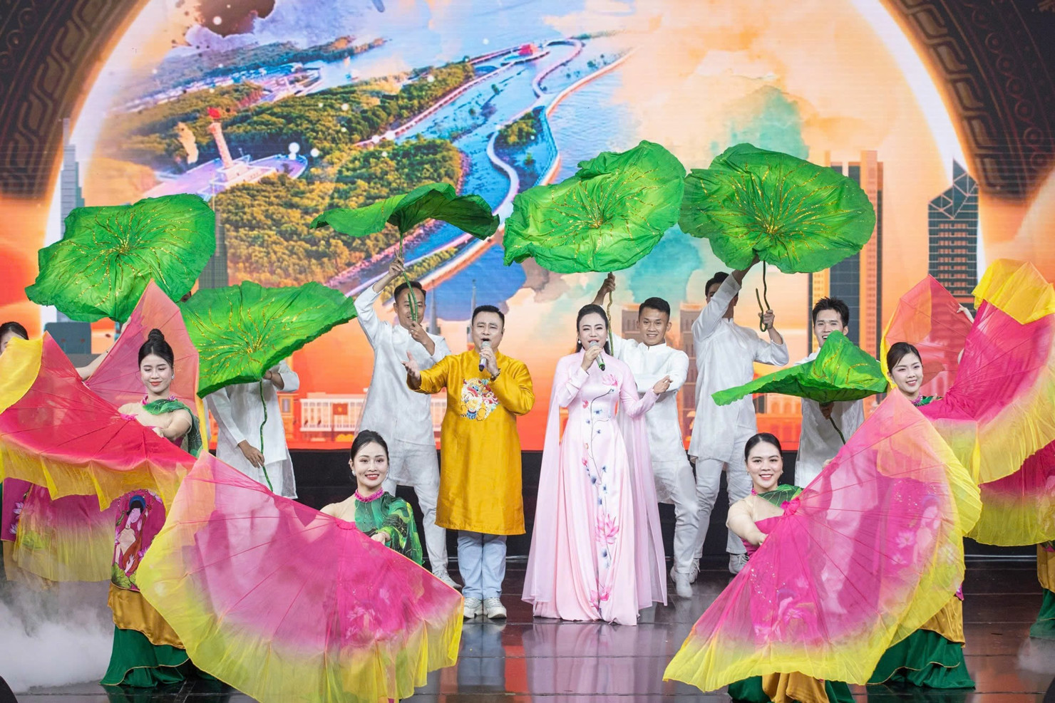Tiết mục Liên khúc dân ca "Lời Bác soi sáng non sông" của các nghệ sĩ Nhà hát Chèo Quân đội. (Ảnh: SƠN TÙNG). 