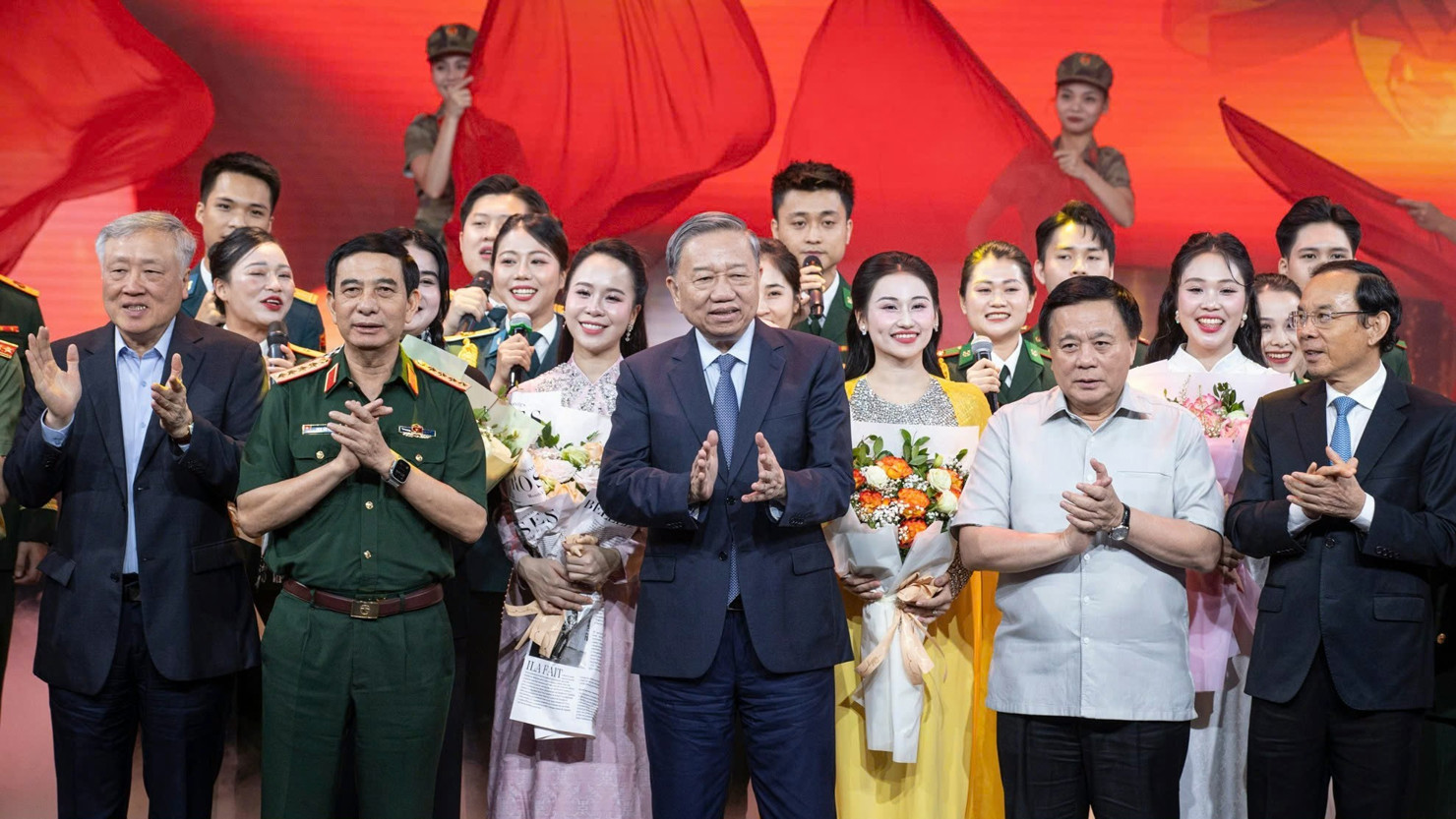 Tổng Bí thư Tô Lâm cùng các đồng chí lãnh đạo Đảng, Nhà nước tặng hoa các nghệ sĩ, chúc mừng chương trình thành công tốt đẹp. (Ảnh: SƠN TÙNG). 