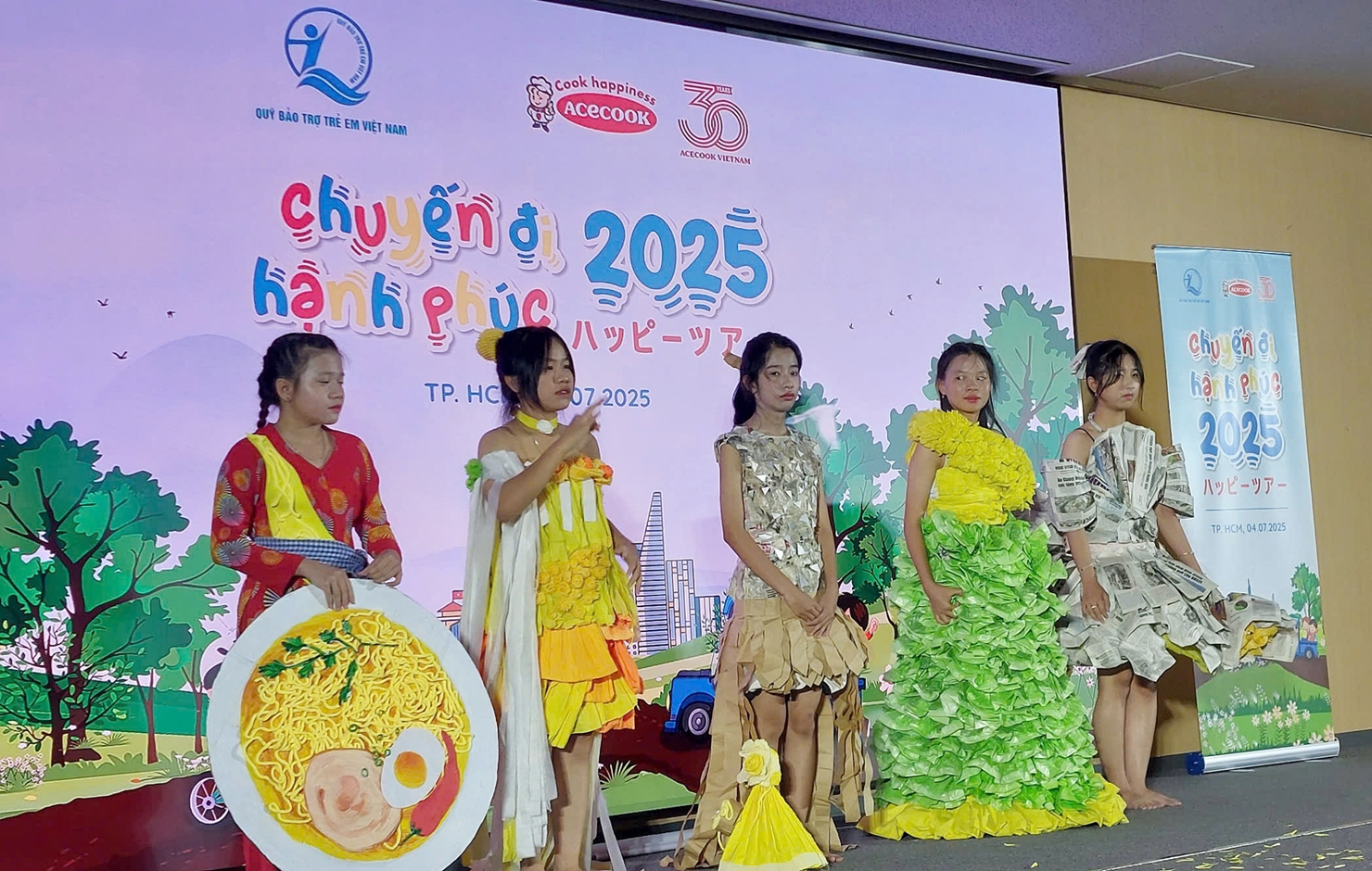 Một trong những tiết mục văn nghệ do các em học sinh biểu diễn tại chương trình “Chuyến đi hạnh phúc”. 