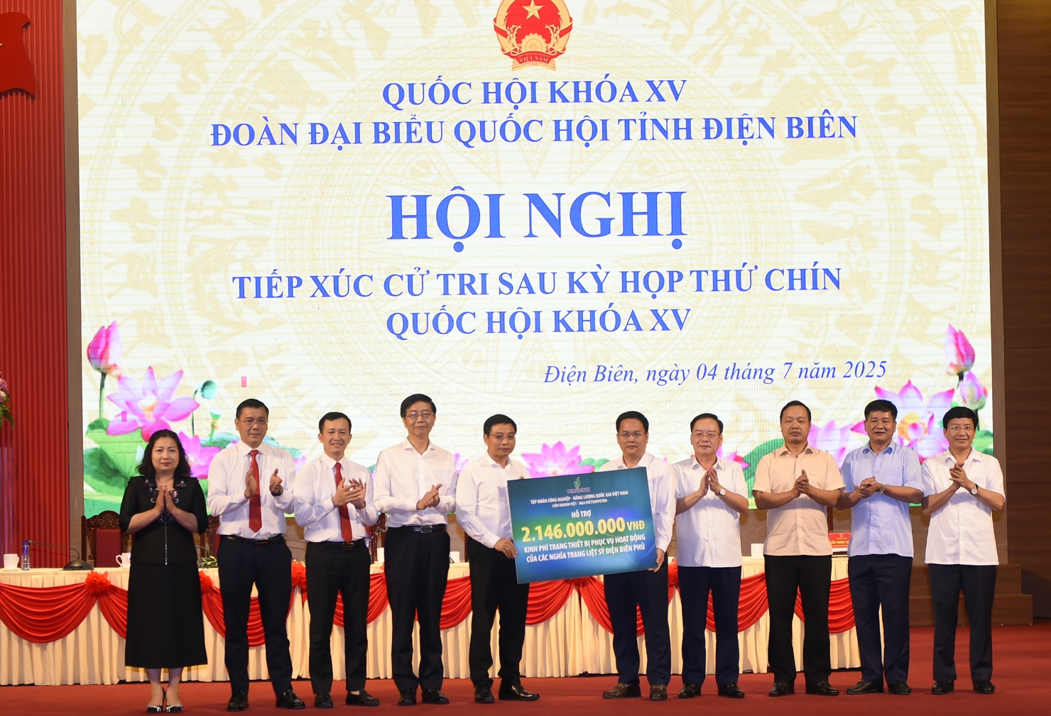 Bộ trưởng Nguyễn Văn Thắng cùng đại diện nhà tài trợ trao tượng trưng quà cho lãnh đạo tỉnh Điện Biên.