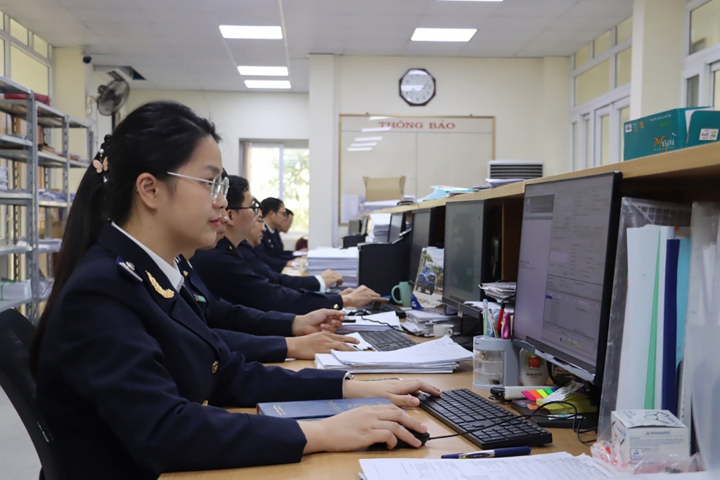 Hoạt động nghiệp vụ tại Hải quan Hải Dương (Chi cục Hải quan khu vực III). Ảnh: Thái Bình