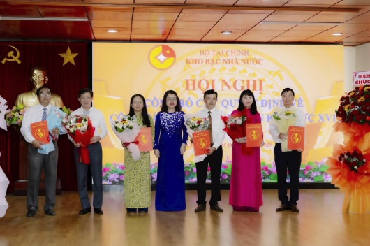 Phó Giám đốc KBNN Ngô Thị Nhung trao quyết định bổ nhiệm 6 Phó Giám đốc KBNN khu vực XVI.