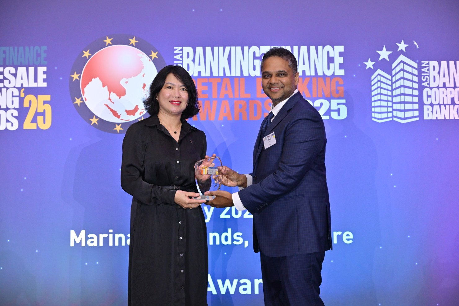 Bà Nguyễn Thị Hồng Vân – Giám đốc Khối Pháp chế và Tuân thủ của Vietcombank nhận giải Sáng kiến Quản lý rủi ro của năm”cho phân khúc Ngân hàng Bán buôn.