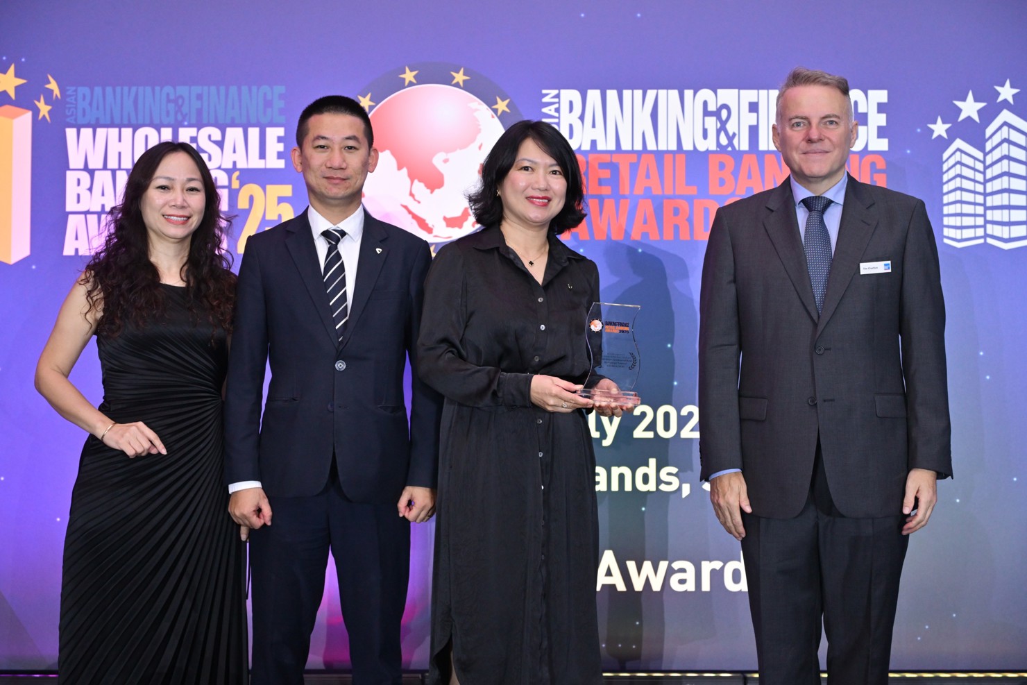 Đại diện Vietcombank nhận giải Sáng kiến Quản lý rủi ro của năm cho phân khúc Ngân hàng Bán lẻ.