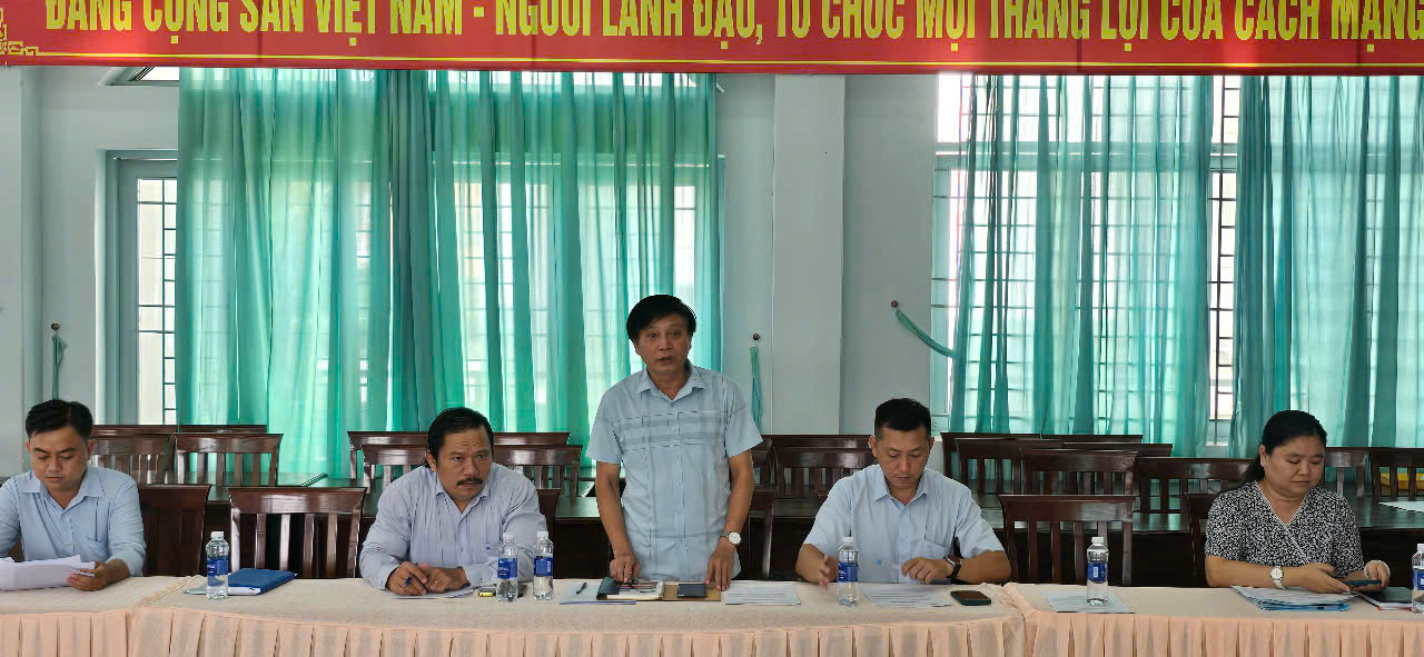 Ban Chỉ đạo TĐTNN xã Đông Thạnh báo cáo tiến độ thực hiệnvới Đoàn giám sát Cục Thống kê.