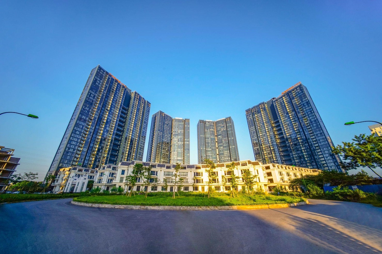 Dự &aacute;n sở hữu tổ hợp tiện &iacute;ch đẳng cấp với bể bơi ngo&agrave;i trời v&agrave; bể 4 m&ugrave;a, đường dạo kết nối 6 t&ograve;a, vườn treo thư gi&atilde;n, gym, yoga s&ocirc;i động, si&ecirc;u thị, nh&agrave; h&agrave;ng, spa, ng&acirc;n h&agrave;ng số hiện đại v&agrave; kh&ocirc;ng gian sinh th&aacute;i xanh m&aacute;t, đ&aacute;p ứng trọn vẹn nhu cầu sống, l&agrave;m việc, giải tr&iacute; theo chuẩn quốc tế.