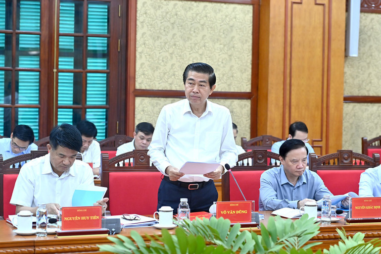 Đồng chí Võ Văn Dũng - Ủy viên Trung ương Đảng, Phó Trưởng Ban Thường trực Ban Nội chính Trung ương trình bày báo cáo tại phiên họp. (Ảnh: Đăng Khoa). 