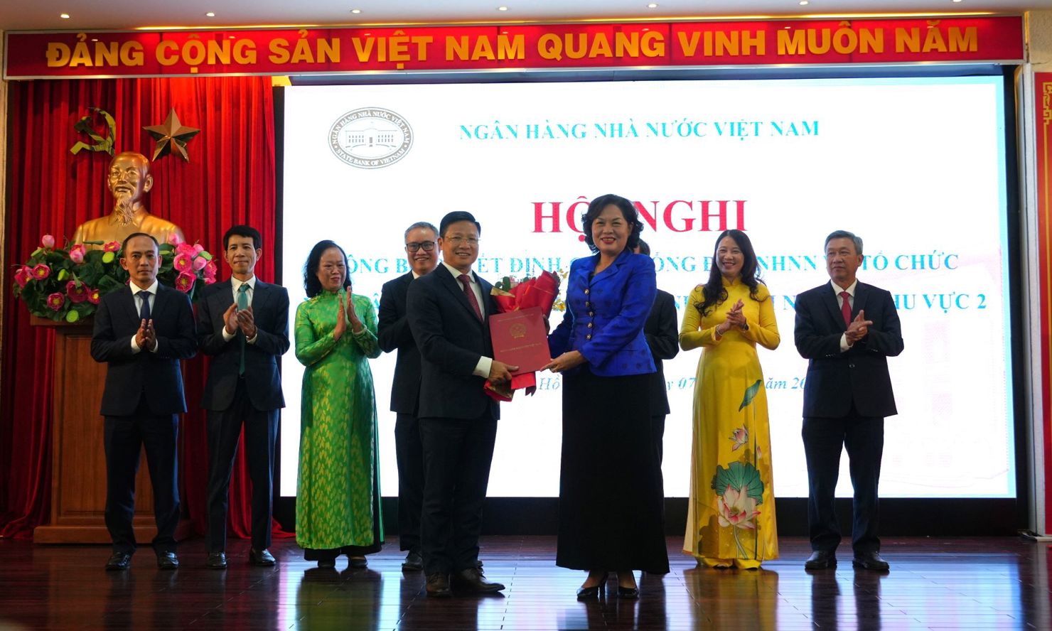 Thống đốc NHNN Nguyễn Thị Hồng trao Quyết định bổ nhiệm &ocirc;ng V&otilde; Minh Tuấn giữ chức Gi&aacute;m đốc NHNN Chi nh&aacute;nh khu vực 2