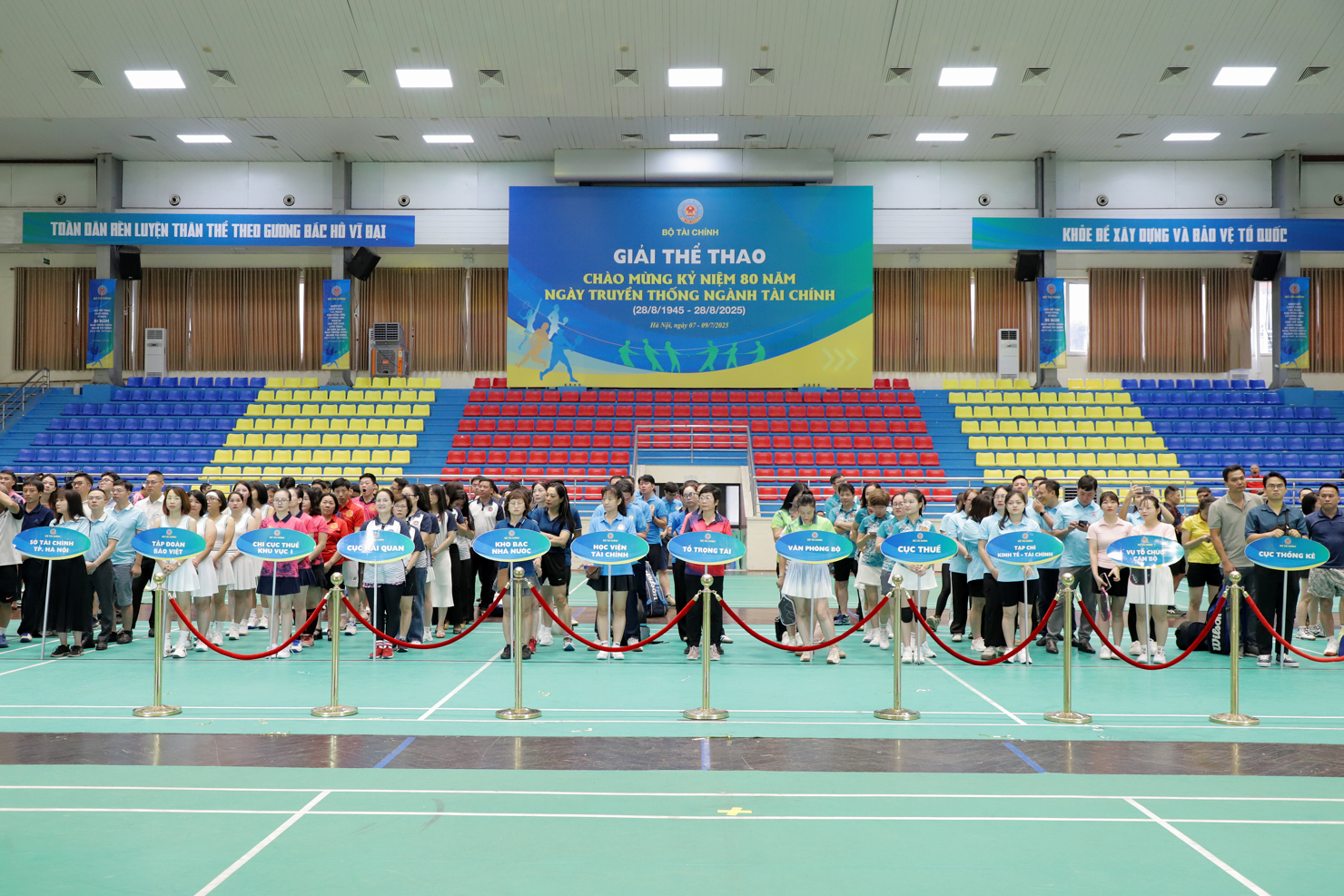 Đ&ocirc;ng đảo c&aacute;c đơn vị tham dự giải.