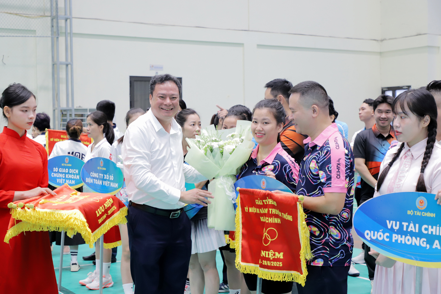 Đồng ch&iacute; Đỗ Văn Trường trao cờ lưu niệm cho c&aacute;c đơn vị.