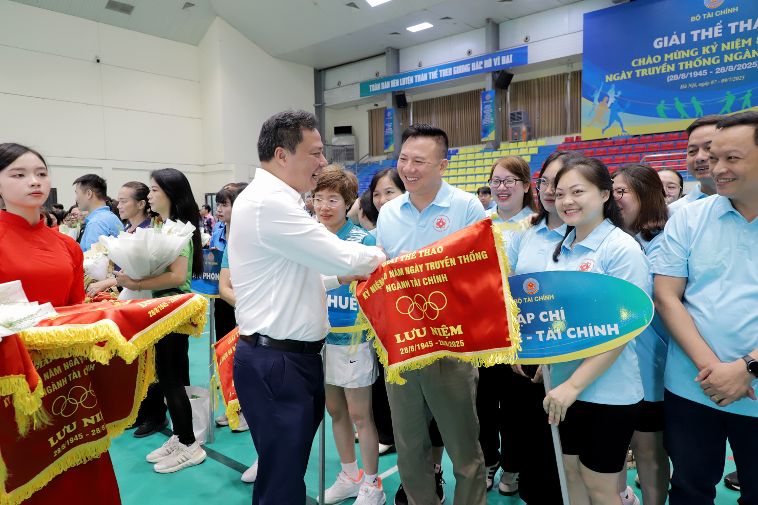 Trao cờ lưu niệm cho Tạp ch&iacute; Kinh tế - T&agrave;i ch&iacute;nh.