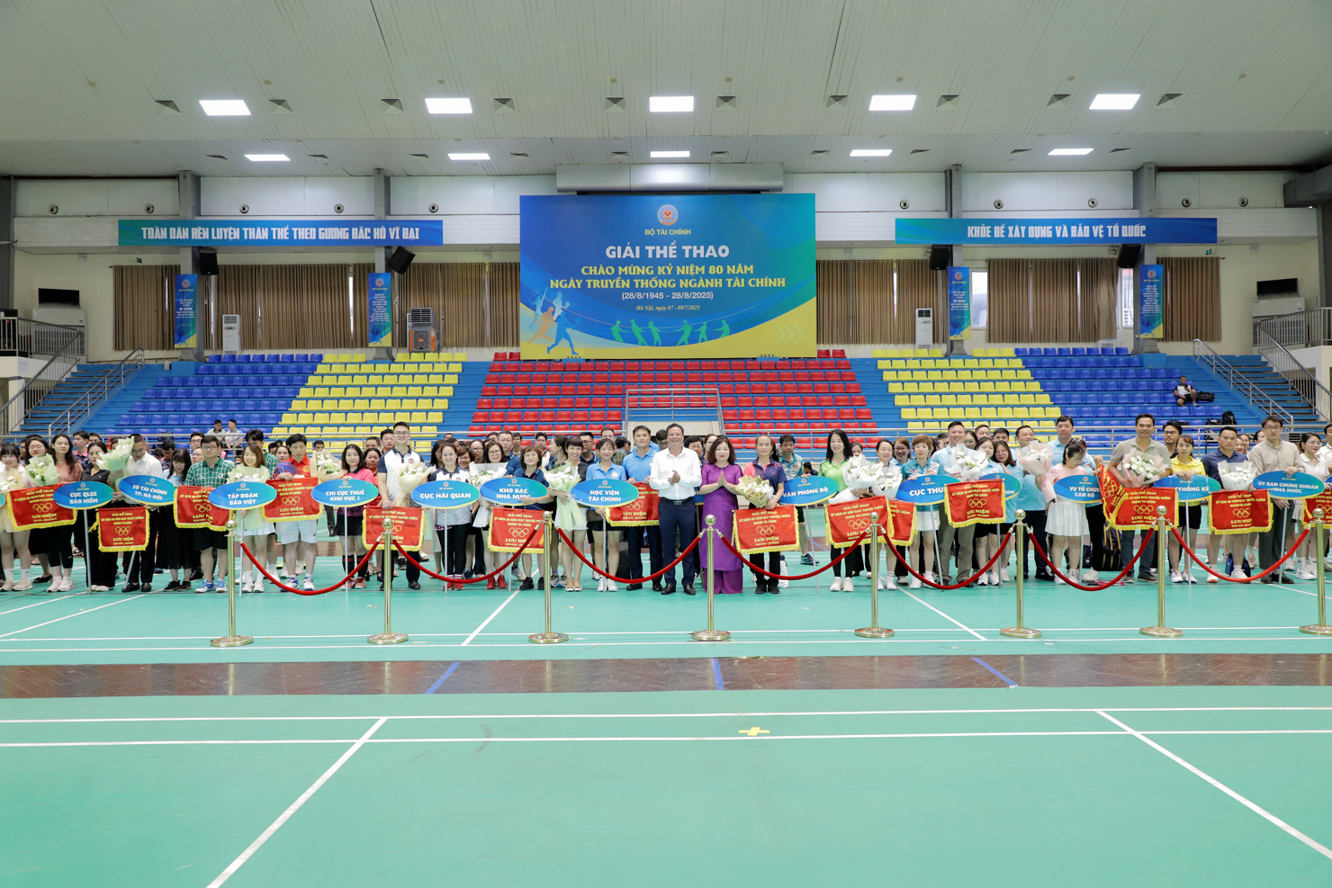 Tặng hoa v&agrave; cờ lưu niệm cho c&aacute;c đo&agrave;n tham gia giải.