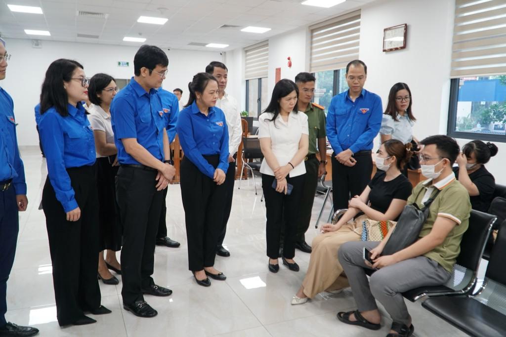 Hỗ trợ người dân đến làm thủ tục hành chính tại Điểm phục vụ hành chính công phường Cầu Giấy.