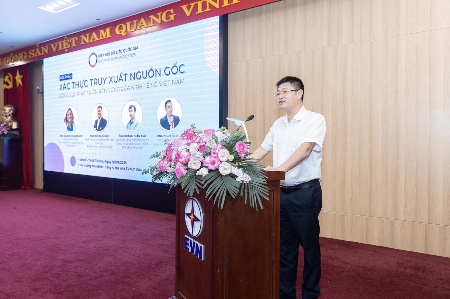 Đại tá Phạm Minh Tiến - Phó Giám đốc Trung tâm Dữ liệu Quốc gia, Bộ Công an, Ủy viên Ban chấp hành Hiệp hội Dữ liệu quốc gia phát biểu tại Hội thảo.