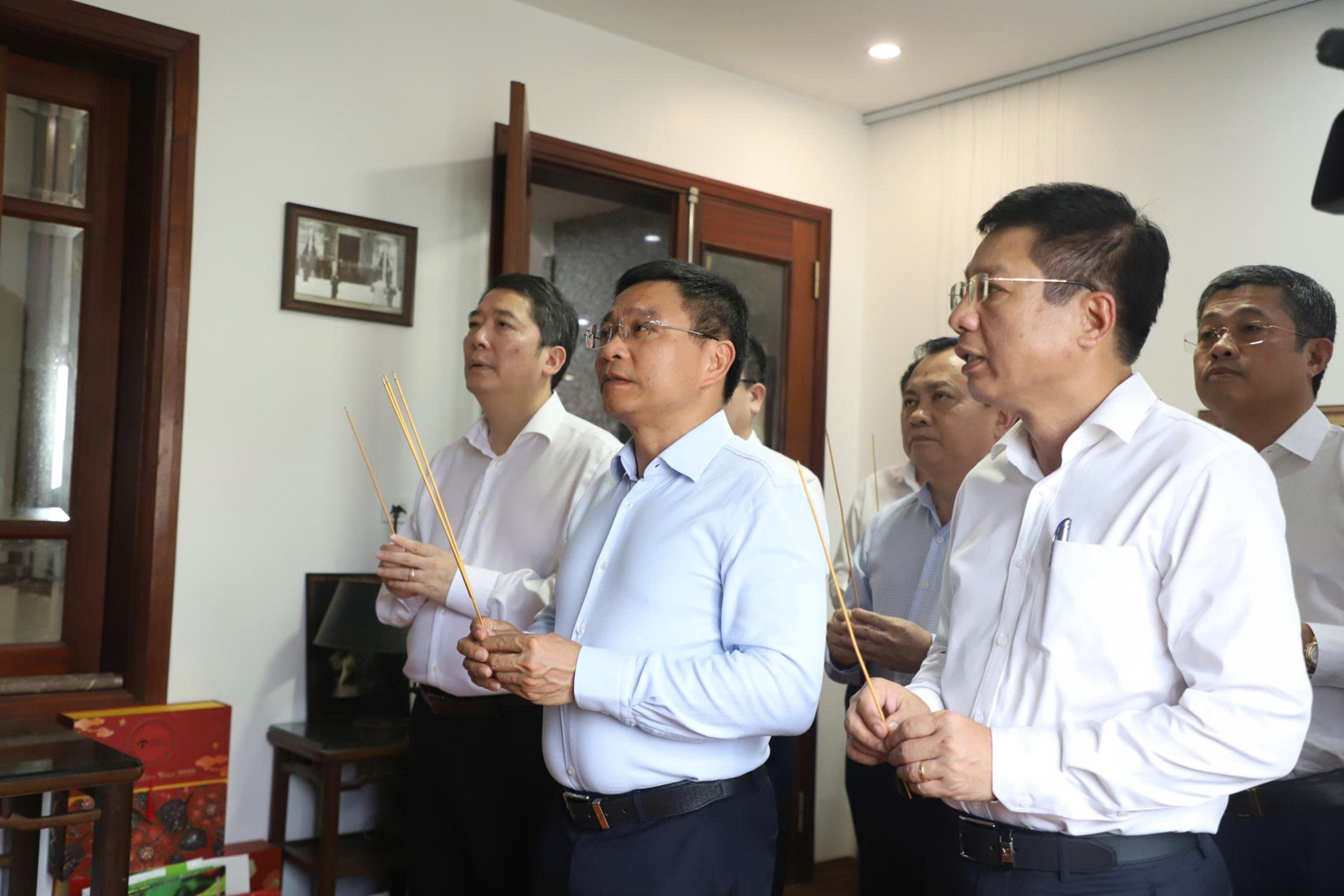 Bộ trưởng Nguyễn Văn Thắng cùng các thứ trưởng thành kính dâng nén hương thơm tưởng nhớ cố Thủ tướng Phạm Văn Đồng. Ảnh: Ngô Hùng