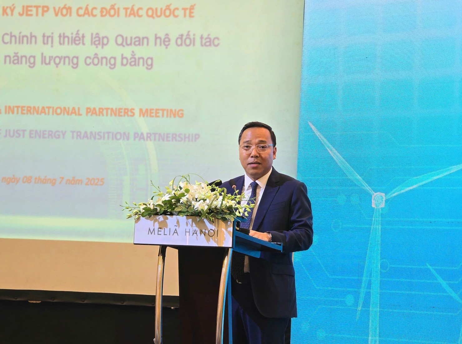 Thứ trưởng Bộ Công Thương Nguyễn Hoàng Long - đại diện Cơ quan thường trực Ban Thư ký JETP chủ trì cuộc họp.