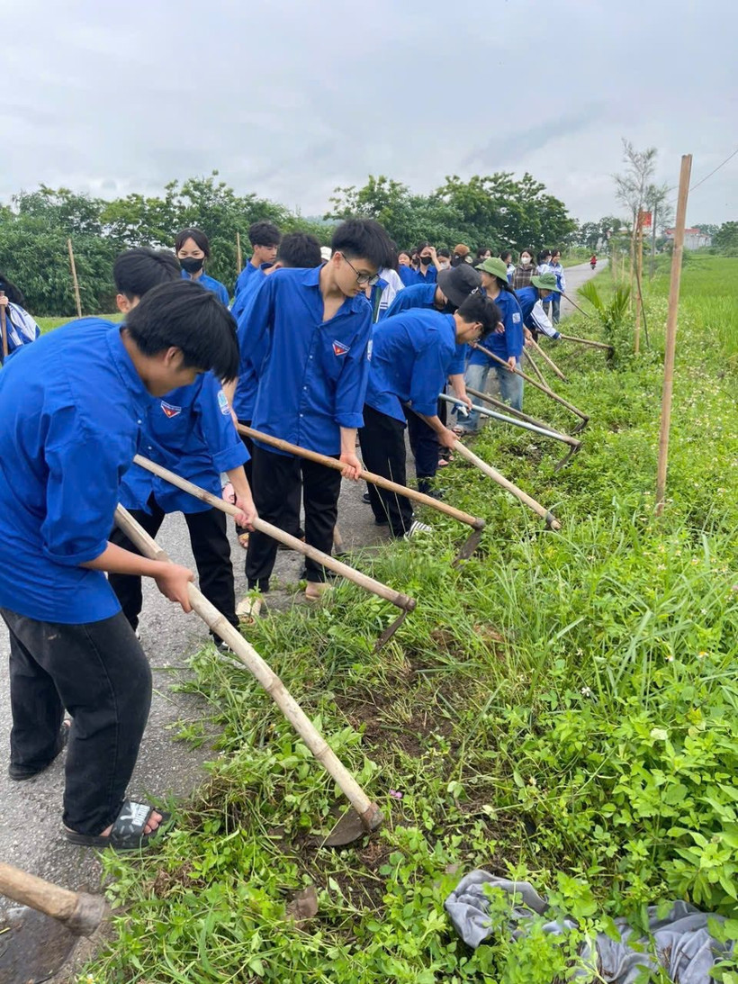 Thanh niên Bắc Giang chung sức vệ sinh môi trường, bảo vệ cảnh quan nông thôn. Nguồn: Tỉnh đoàn Bắc Giang