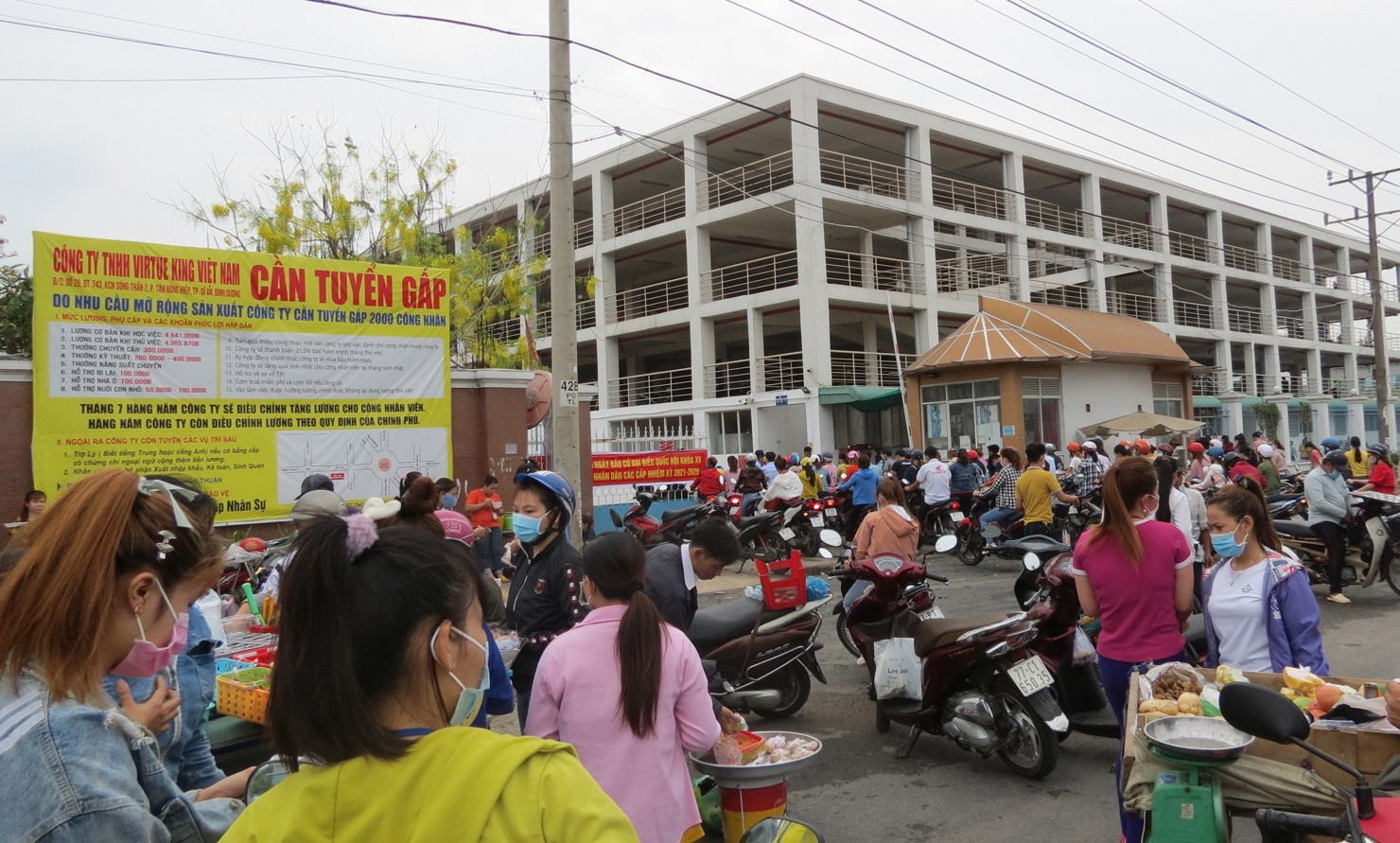 Nhiều c&ocirc;ng nh&acirc;n l&agrave;m việc tại c&aacute;c KCN ở B&igrave;nh Dương c&oacute; nhu cầu nh&agrave; ở