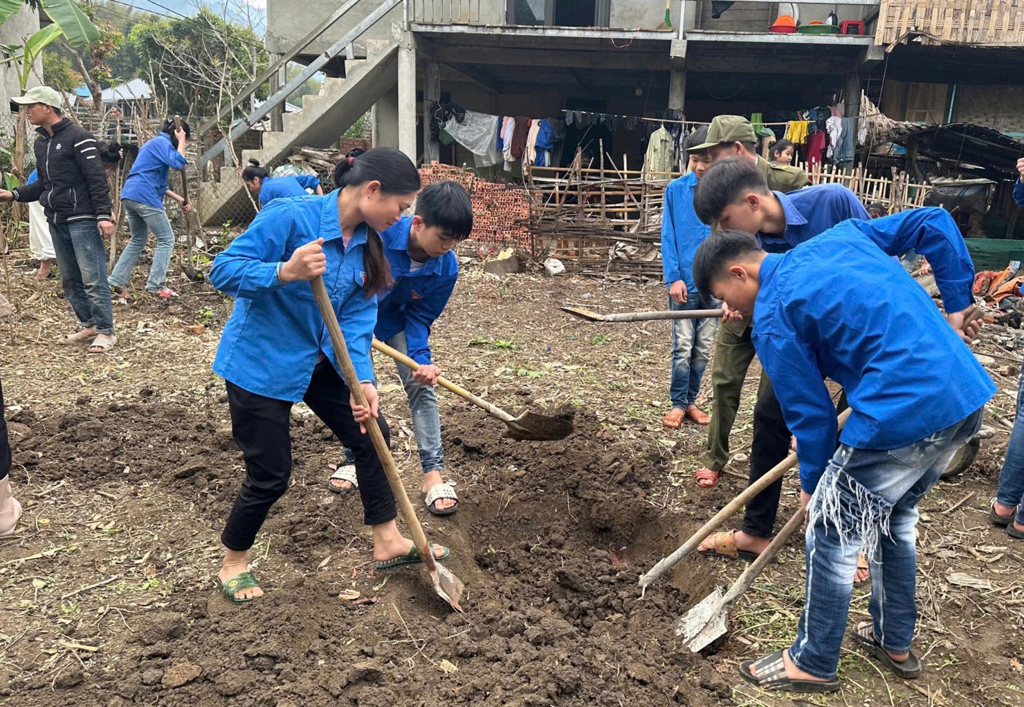 Đoàn viên, thanh niên Đoàn xã Hua Nà (huyện Than Uyên, tỉnh Lai Châu) hỗ trợ ngày công đào móng nhà giúp hộ nghèo thực hiện xóa nhà tạm.