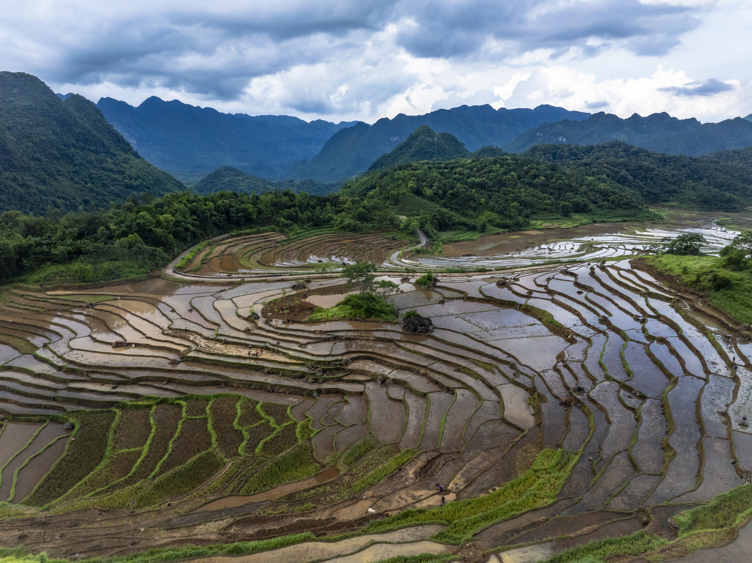 Những trải nghiệm tinh tế nhiều cảm x&uacute;c l&agrave; h&agrave;nh tr&igrave;nh trải nghiệm m&agrave; thương hiệu xe thể thao Porsche đem lại cho ch&uacute;ng t&ocirc;i trong chuyến đi H&agrave; Nội- P&ugrave; Lu&ocirc;ng.