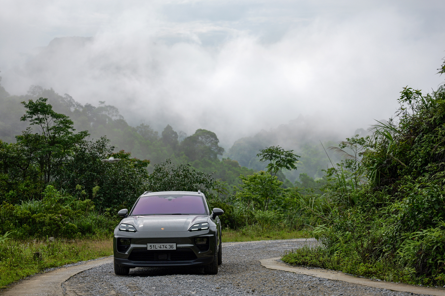 Porsche Macan EV không chỉ có khác biệt về phần ngoại hình mới, khả năng vận hành cũng đã hoàn toàn mới bởi cấu hình truyền động điện hoá. Nhưng với hàng loạt sự đổi mới đó, Macan vẫn thể hiện mình là một chiếc xe thể thao đặc trưng của Porsche khi quá thiên vị người lái, mặc dù mang thân hình là một chiếc SUV đa dụng.
