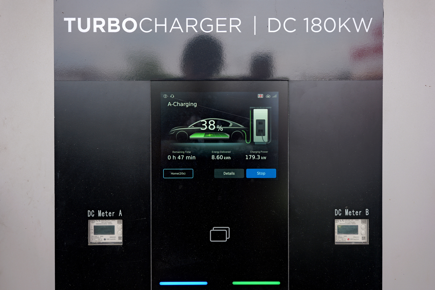 Porsche Macan các phiên bản được trang bị bộ pin 100kWh cho quãng đường di chuyển 641 km sau 1 lần sạc với tiêu chuẩn WLTP. Vậy nên với quãng đường khoảng 400 km, bạn hoàn toàn không phải lo ghé vào trạm sạc.