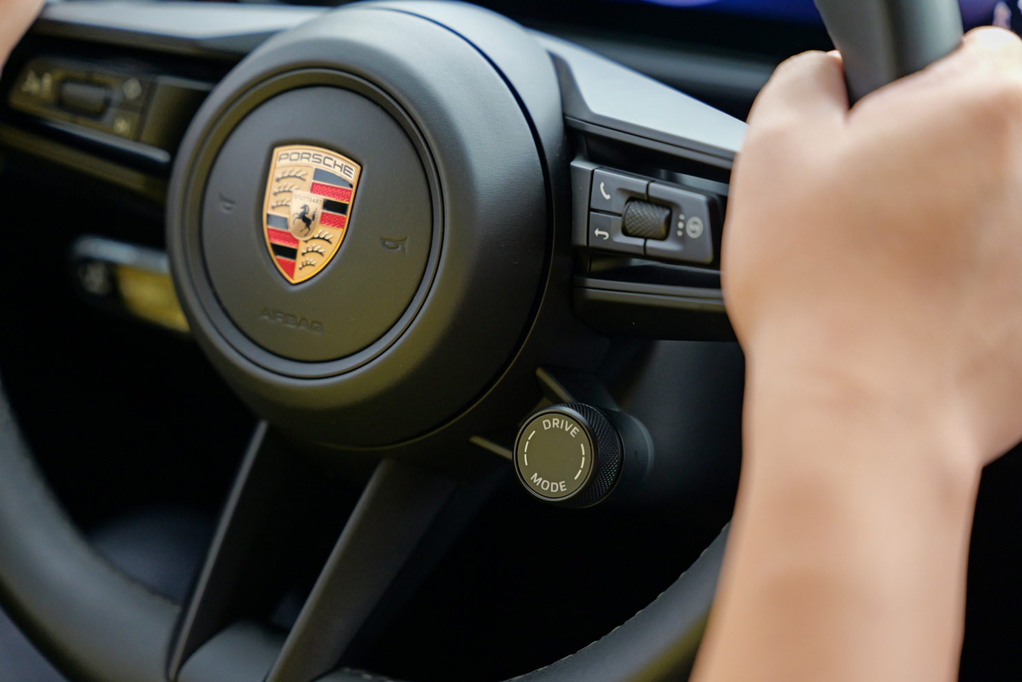 Porsche đã rất tinh tế trong việc điều chỉnh phản ứng của chân ga, mang lại cảm giác mượt mà và dễ kiểm soát, không quá "gắt" như một số mẫu xe điện khác, nhưng vẫn đủ mạnh mẽ khi cần thiết.