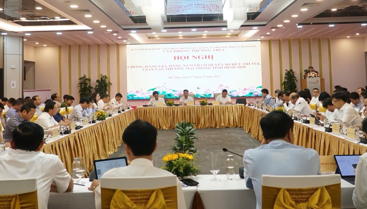 Toàn cảnh Hội nghị “Chống hàng giả, hàng xâm phạm quyền sở hữu trí tuệ, gian lận thương mại trong tình hình mới”.