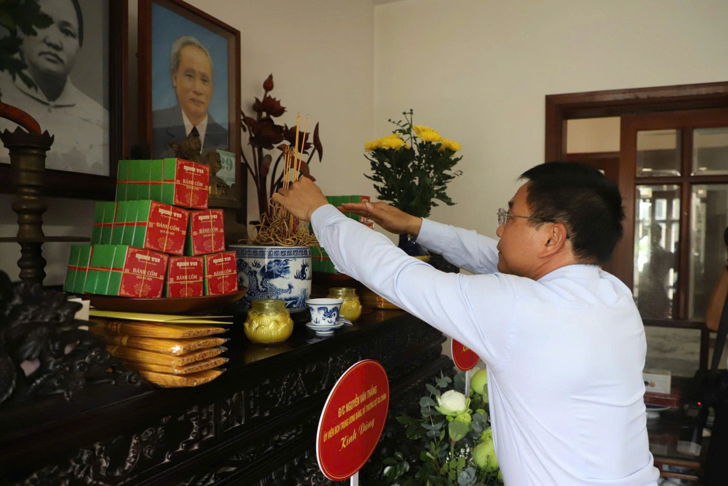 Bộ trưởng Nguyễn Văn Thắng bày tỏ lòng thành kính, biết ơn vô hạn trước công lao to lớn và tri ân những đóng góp của cố Thủ tướng Phạm Văn Đồng đối với ngành Tài chính. Ảnh: Ngô Hùng 
