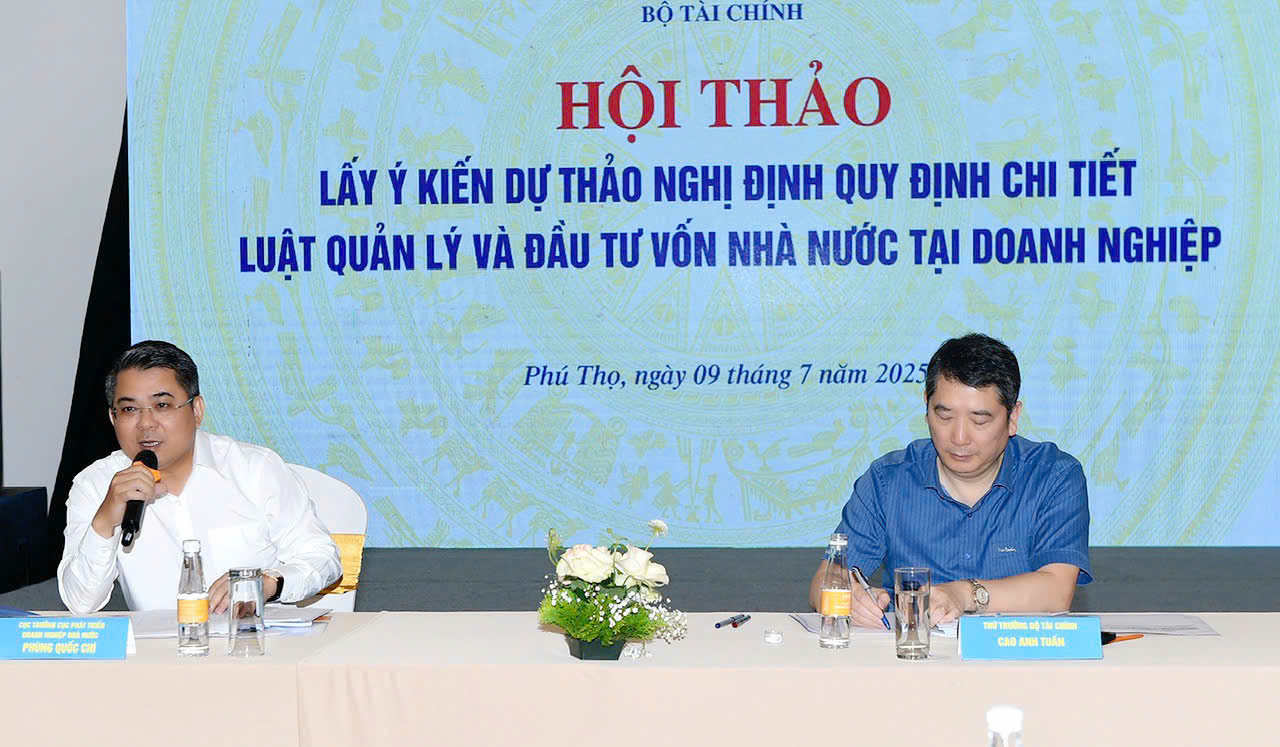 Cục trưởng Cục Phát triển doanh nghiệp Nhà nước Phùng Quốc Chí (áo trắng) điều hành phiên thảo luận.