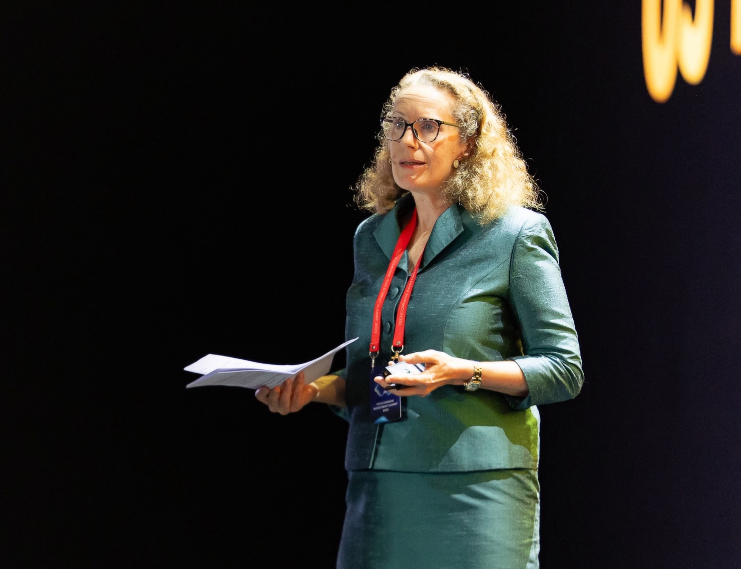 TS. Tamara Henderson - chuyên gia kinh tế cao cấp của Bloomberg - ghi nhận nỗ lực của Việt Nam trong việc thúc đẩy sử dụng năng lượng bền vững và nâng cao năng lực cạnh tranh quốc tế.
