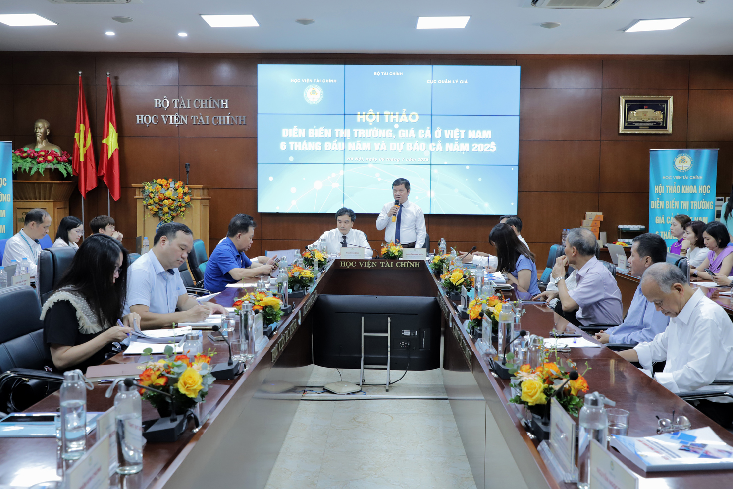 Các chuyên gia cho rằng cần điều hành linh hoạt để kiểm soát lạm phát.