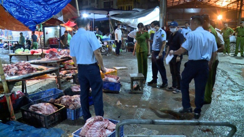 Lực lượng chức năng kiểm tra các kiot bán thịt lợn tại chợ Phùng Khoang. Ảnh: Công an TP. Hà Nội.