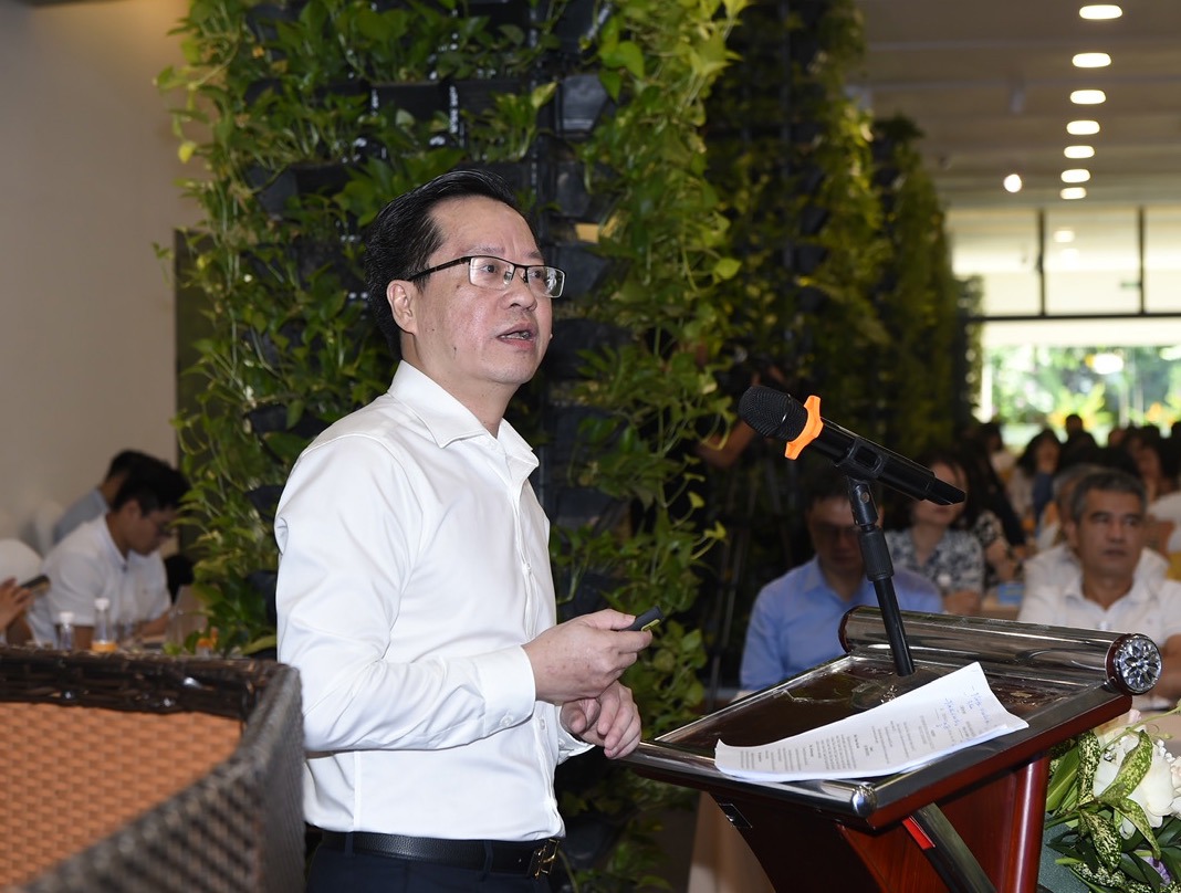 Ông Đặng Thái Quý - Trưởng phòng Nghiệp vụ 5 (Cục Phát triển doanh nghiệp Nhà nước) trình bày Dự thảo Nghị định quy định một số nội dung về quản lý và đầu tư vốn nhà nước tại doanh nghiệp.