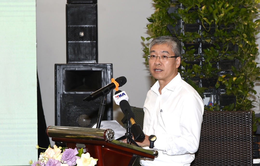 Ông Nguyễn Hoàng - Trưởng phòng Nghiệp vụ 2 (Cục Phát triển doanh nghiệp Nhà nước) trình bày Dự thảo Nghị định Quy định về giám sát, kiểm tra, đánh giá, xếp loại, báo cáo và công khai thông tin trong quản lý và đầu tư vốn nhà nước tại doanh nghiệp.