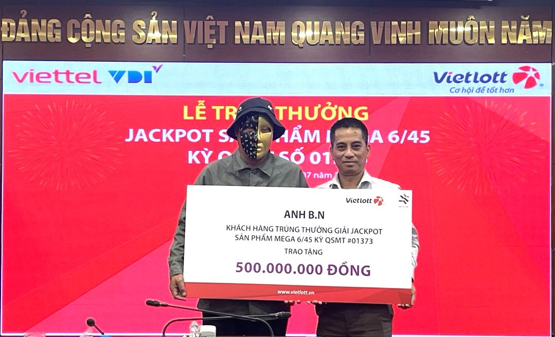 Anh B.N trao 500 triệu đồng để xây dựng nhà tình nghĩa/đại đoàn kết. Ảnh: Vietlott