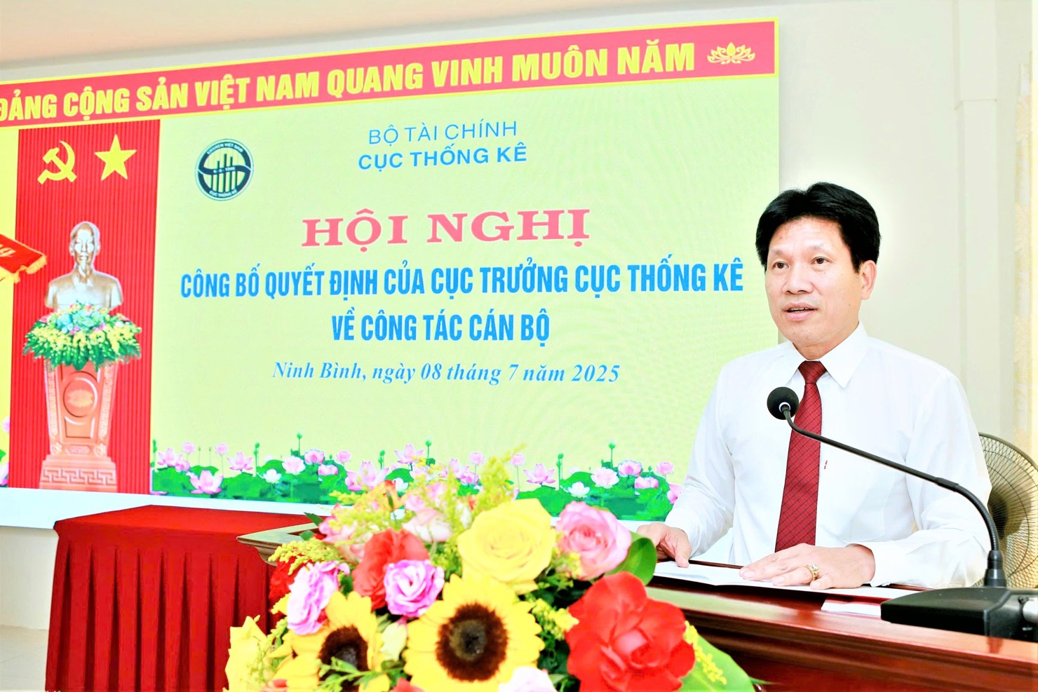 Trưởng Thống kê tỉnh Ninh Bình Lê Mạnh Hồng phát biểu nhận nhiệm vụ