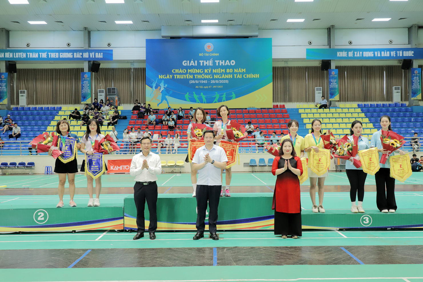 Thứ trưởng Nguyễn Đức Tâm cùng lãnh đạo các đơn vị trao giải cho các vận động viên đoạt giải.