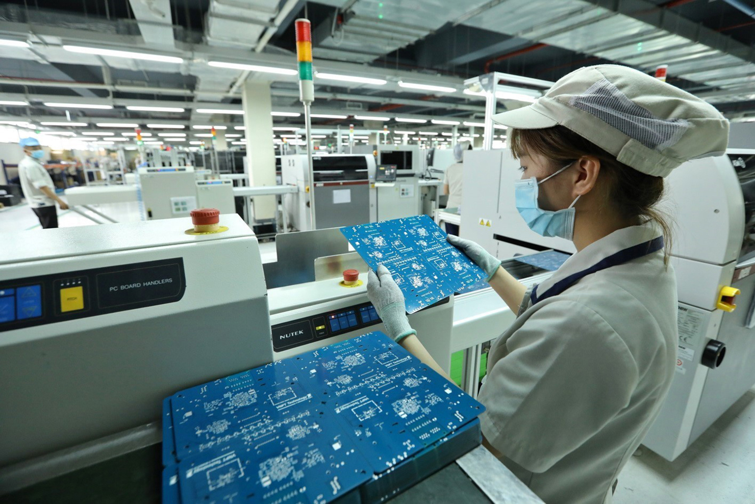 D&acirc;y chuyền sản xuất sản phẩm thiết bị đầu cuối của VNPT Technology (đơn vị chủ lực của Tập đo&agrave;n Bưu ch&iacute;nh Viễn th&ocirc;ng Việt Nam trong lĩnh vực sản xuất viễn th&ocirc;ng c&ocirc;ng nghệ th&ocirc;ng tin, truyền th&ocirc;ng v&agrave; c&ocirc;ng nghiệp nội dung số). Ảnh: TTXVN
