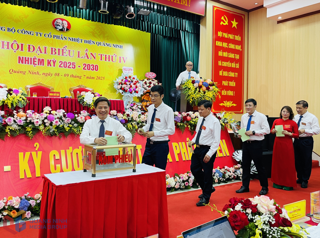 Các đại biểu bỏ phiếu bầu Ban Chấp hành Đảng bộ Công ty CP Nhiệt điện Quảng Ninh lần thứ IV, nhiệm kỳ 2025 – 2030.