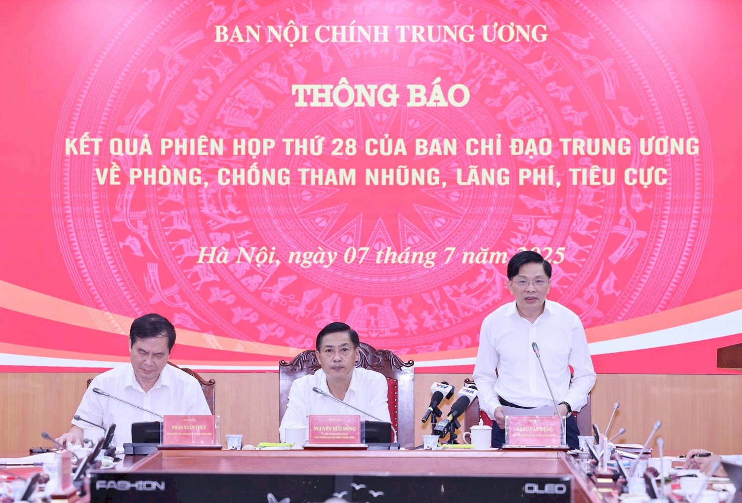 Phó Trưởng Ban Nội chính Trung ương Đặng Văn Dũng thông tin về kết quả Phiên họp thứ 28 của Ban Chỉ đạo Trung ương về phòng, chống tham nhũng, lãng phí, tiêu cực chiều 7/7/2025. Ảnh: N. Vũ. 