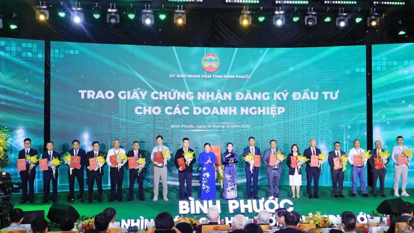 Lãnh đạo tỉnh Bình Phước trao Giấy chứng nhận đăng ký đầu tư cho các doanh nghiệp tại cụm công nghiệp Tân Tiến 1, Tân Tiến 2.