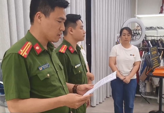 Cơ quan điều tra kh&aacute;m x&eacute;t khẩn cấp nơi l&agrave;m việc của Nguyễn Thị Thu Hường. Ảnh: C&ocirc;ng an TP. H&agrave; Nội.