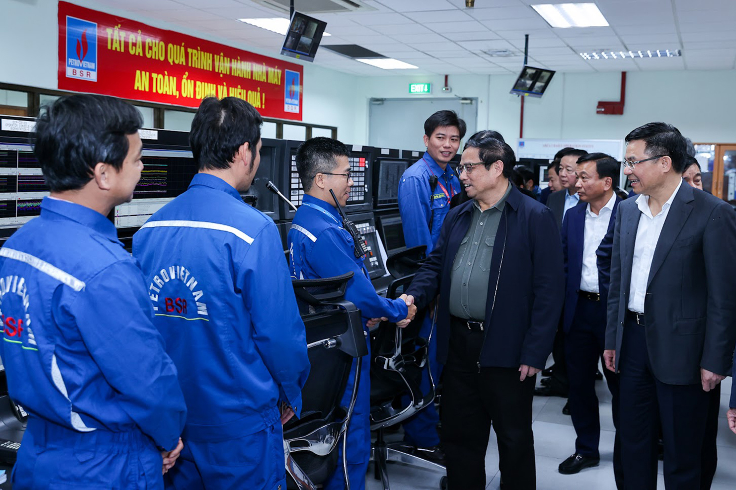 Ủy vi&ecirc;n Bộ Ch&iacute;nh trị, Thủ tướng Ch&iacute;nh phủ Phạm Minh Ch&iacute;nh động vi&ecirc;n c&aacute;n bộ, nh&acirc;n vi&ecirc;n Nh&agrave; m&aacute;y lọc dầu Dung Quất. Ảnh: chinhphu.vn