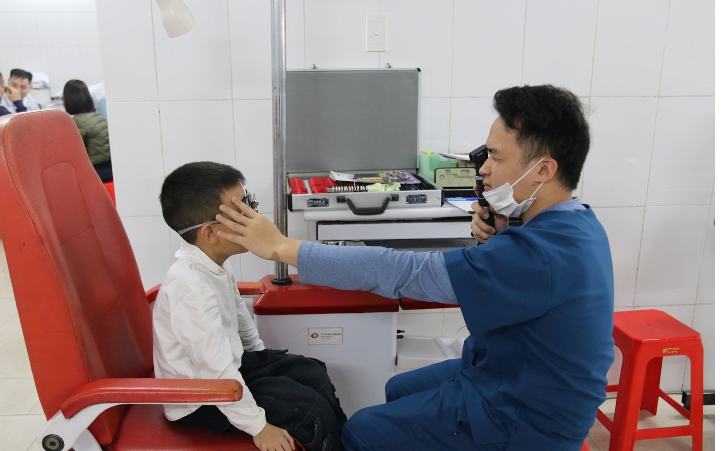 Khám tật khúc xạ tại Bệnh viện Mắt và Da liễu Hải Dương.