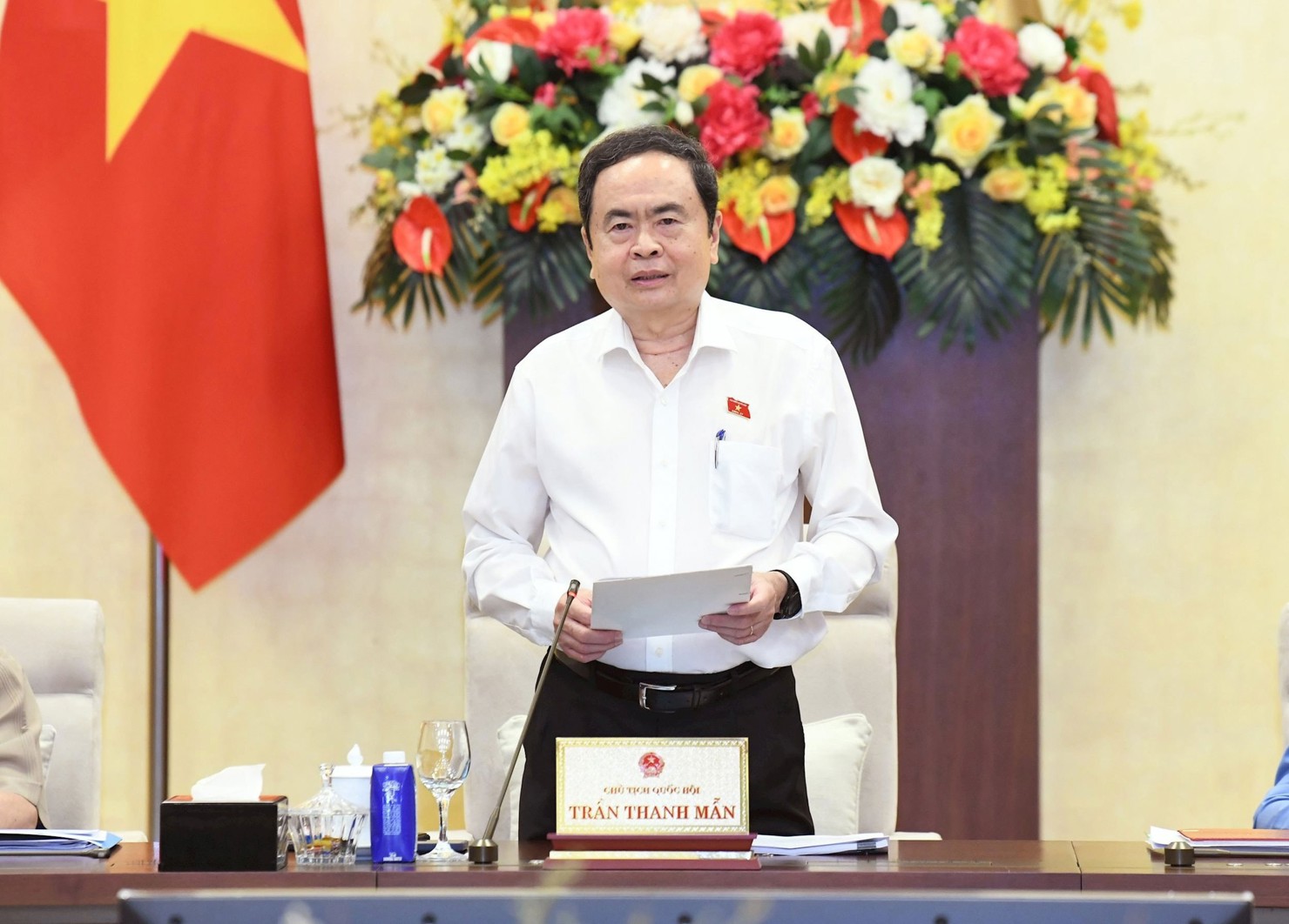 Chủ tịch Quốc hội Trần Thanh Mẫn đề nghị các cơ quan, tổ chức hữu quan và Ủy ban Thường vụ Quốc hội nghiên cứu kỹ lưỡng tài liệu, phát huy kết quả những phiên họp trước, bảo đảm hoàn thành tốt nội dung chương trình phiên họp.