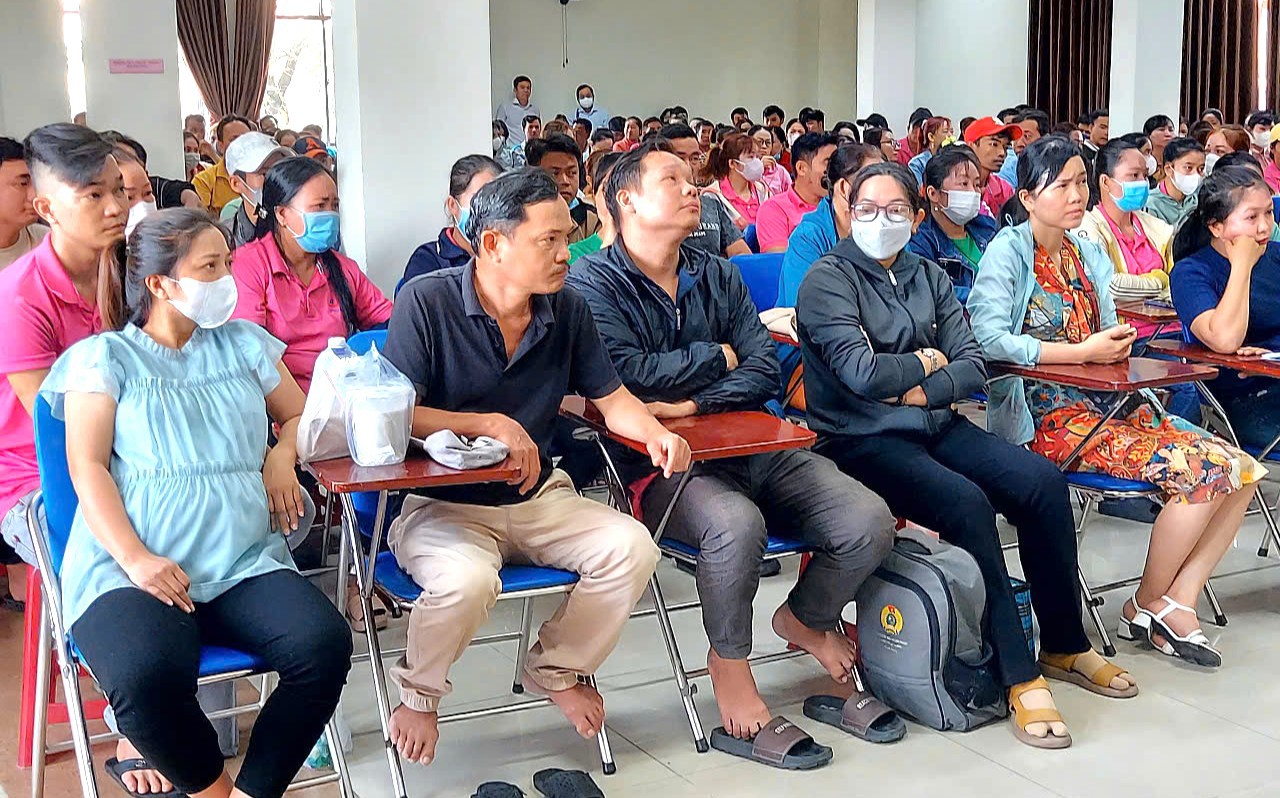 C&ocirc;ng nh&acirc;n c&ocirc;ng ty Vinh Th&ocirc;ng tập trung khiếu nại v&igrave; doanh nghiệp đang nợ hơn 14 tỷ đồng BHXH, BHYT
