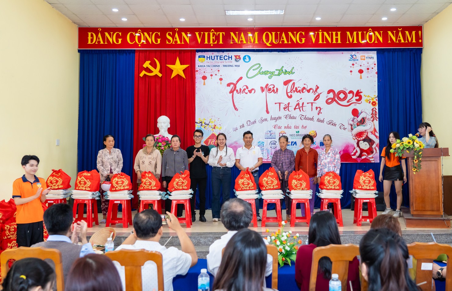 ĐLT Tấn Ngọc luôn quan tâm, hỗ trợ những hoàn cảnh khó khăn. Ảnh: tanngoctax