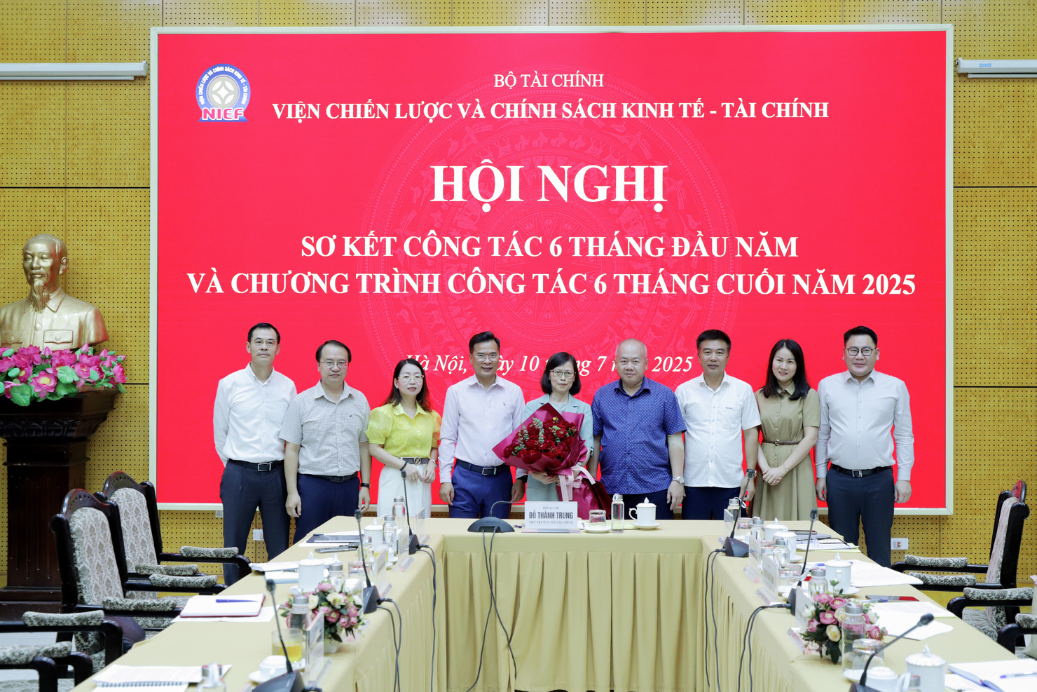 Thứ trưởng Đỗ Thành Trung chúc mừng bà Nguyễn Lệ Thủy nghỉ hưu theo Nghị định số 178/2024/NĐ-CP của Chính phủ.